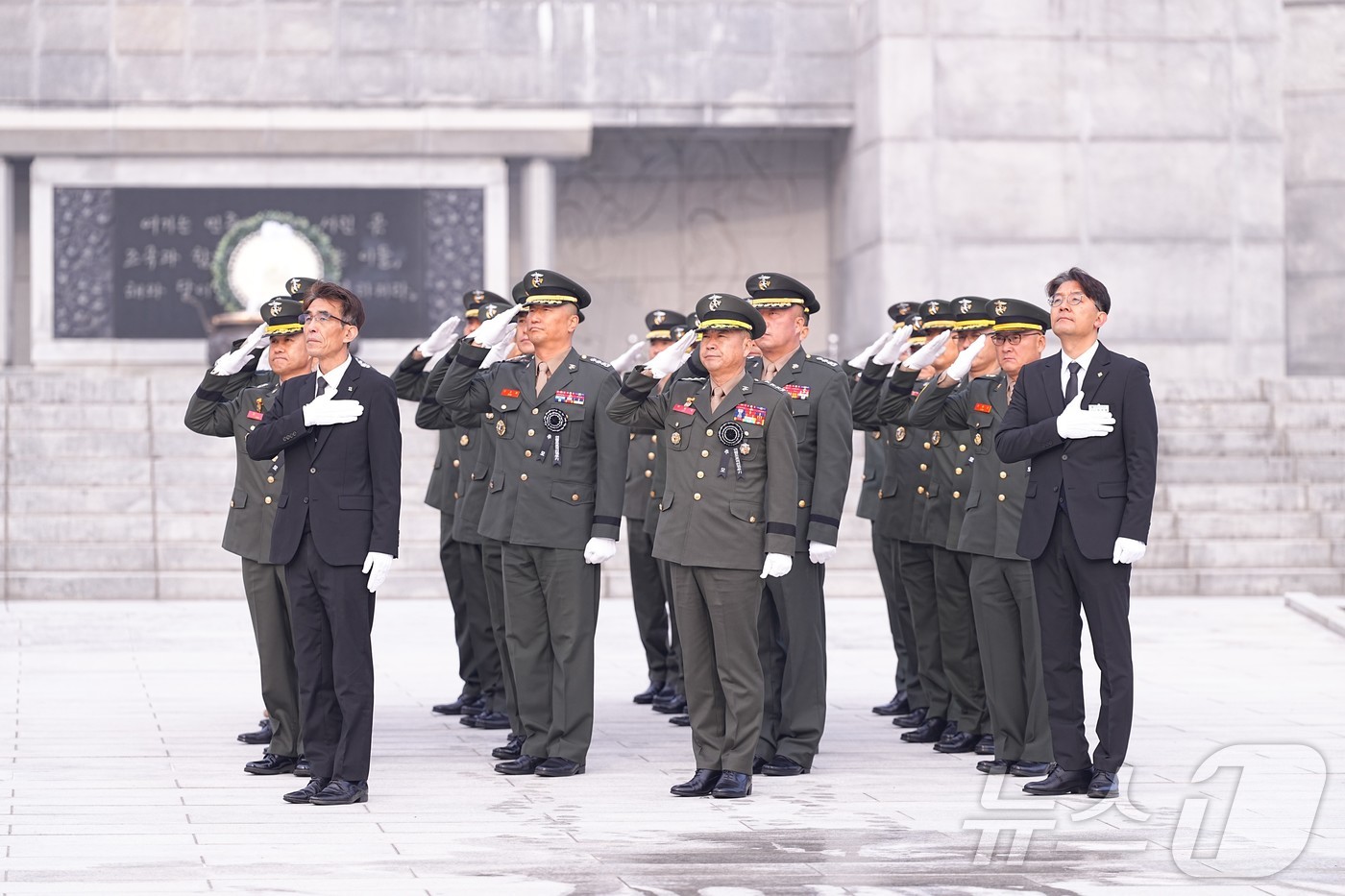 (서울=뉴스1) = 주일석 해병대사령관이 23일 대전 현충원에서 열린 제15주년 연평도포격전 전투영웅 추모 및 전승기념행사에 앞서 현충탑 참배를 하고 있다. (해병대사령부 제공. …