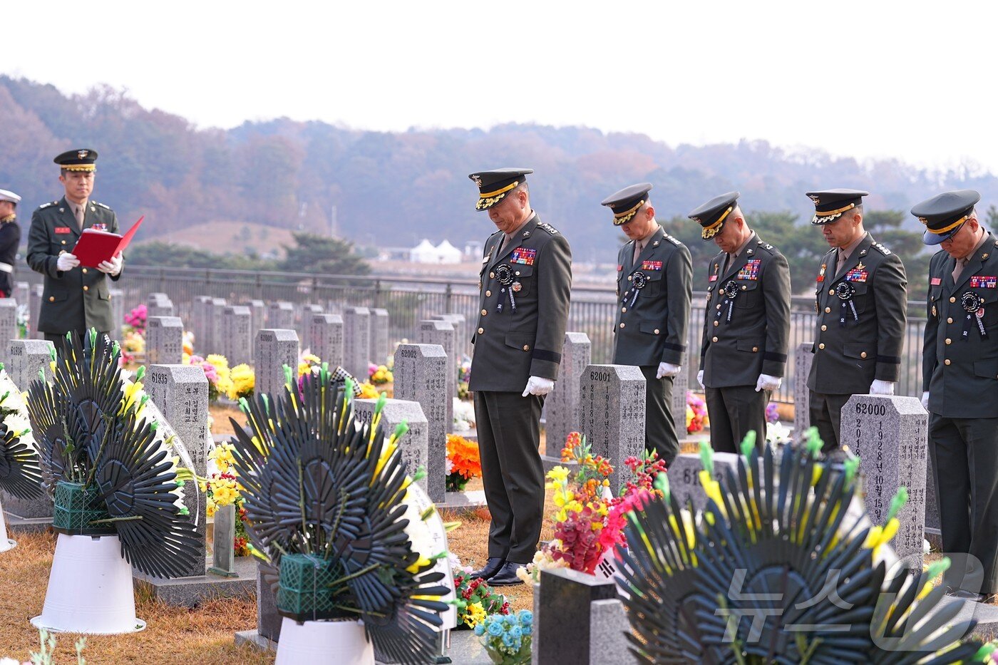 본문 이미지 - 주일석 해병대사령관이 23일 대전 현충원에서 열린 제15주년 연평도포격전 전투영웅 추모 및 전승기념행사에 앞서 마린온 순직자 묘역을 참배하고 있다. (해병대사령부 제공. 재판매 및 DB금지) 2025.11.23/뉴스1