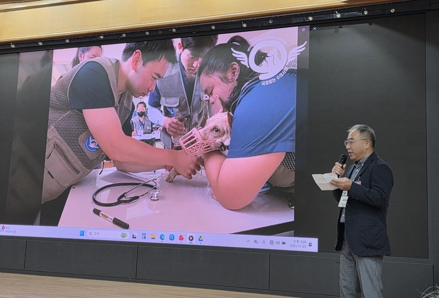 본문 이미지 - 김문석 국경없는수의사회 위원장이 최근 라오스 지역 봉사활동 보고를 하고 있다. ⓒ 뉴스1 한송아 기자