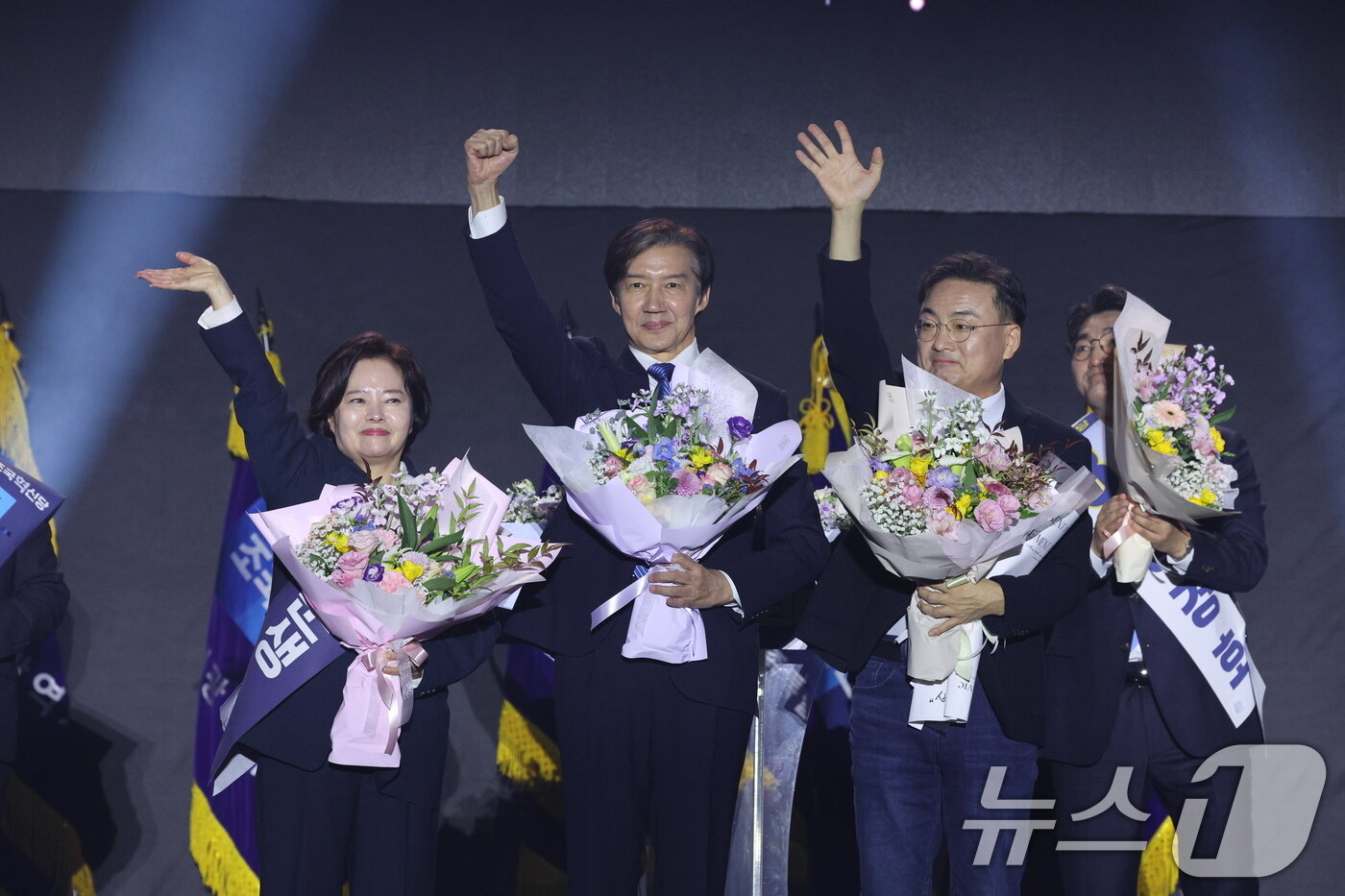 본문 이미지 - 조국 신임 조국혁신당 당대표가 23일 충북 청주시 오스코에서 열린 조국혁신당 전국당원대회에서 당선된 후 신장식, 정춘생 신임 최고위원과 함께 기념 촬영을 하고 있다. 2025.11.23/뉴스1 ⓒ News1 신웅수 기자