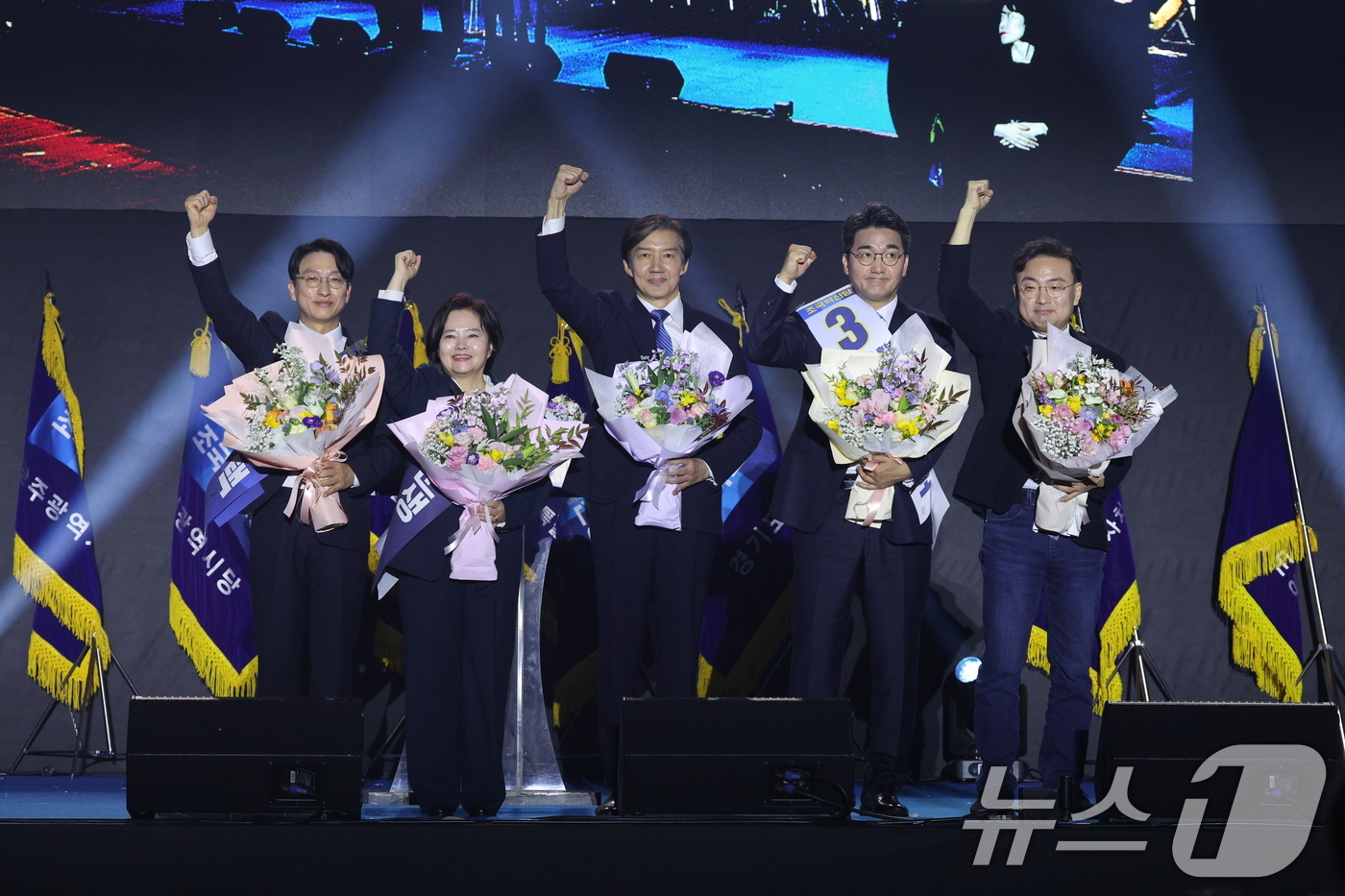 (청주=뉴스1) 신웅수 기자 = 조국 신임 조국혁신당 당대표가 23일 충북 청주시 오스코에서 열린 조국혁신당 전국당원대회에서 당선된 후 신장식, 정춘생 신임 최고위원과 함께 당원들 …