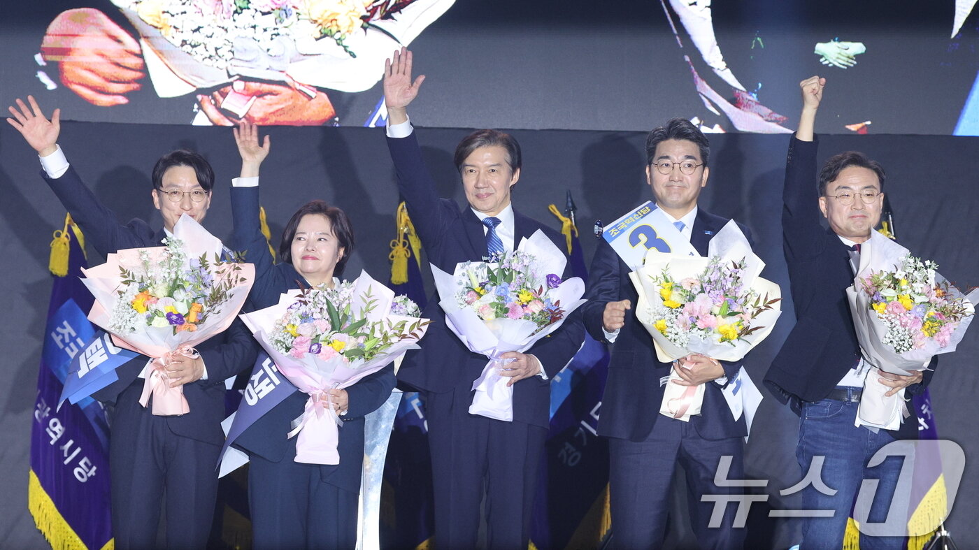 본문 이미지 - 조국 신임 조국혁신당 당대표가 23일 충북 청주시 오스코에서 열린 조국혁신당 전국당원대회에서 당선된 후 신장식, 정춘생 신임 최고위원과 함께 당원들에게 인사하고 있다. 2025.11.23/뉴스1 ⓒ News1 신웅수 기자