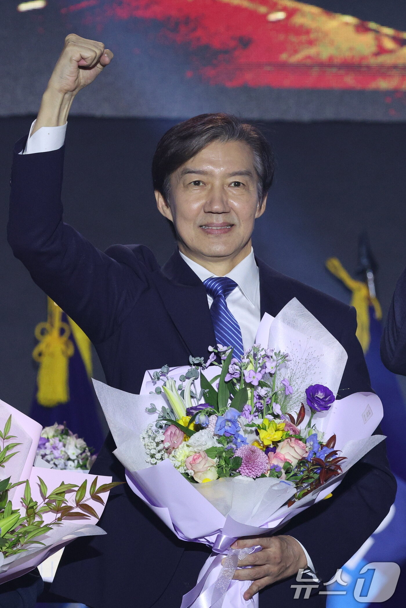 본문 이미지 - 조국 신임 조국혁신당 당대표가 23일 충북 청주시 오스코에서 열린 조국혁신당 전국당원대회에서 당선된 후 당원들에게 인사하고 있다. 2025.11.23/뉴스1 ⓒ News1 신웅수 기자