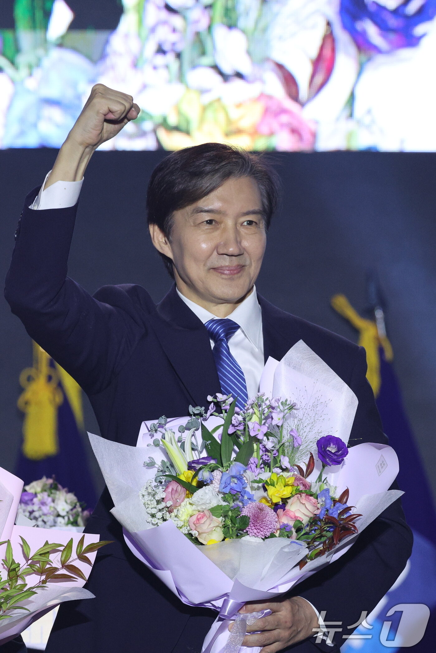 본문 이미지 - 조국 신임 조국혁신당 당대표가 23일 충북 청주시 오스코에서 열린 조국혁신당 전국당원대회에서 당선된 후 당원들에게 인사하고 있다. 2025.11.23/뉴스1 ⓒ News1 신웅수 기자