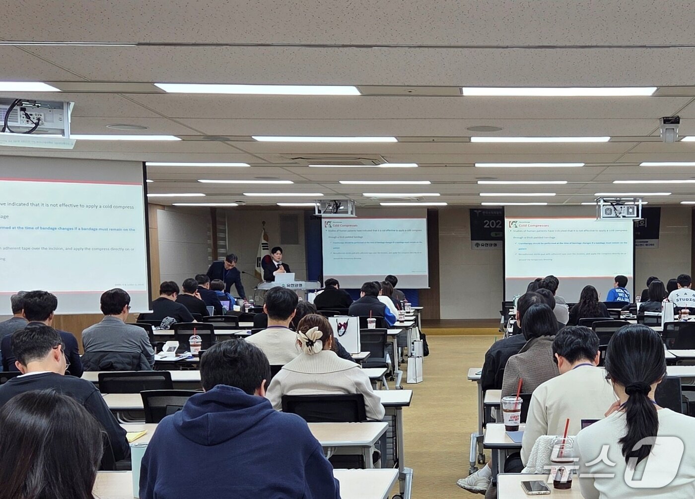 본문 이미지 - 강진수 수의사가 23일 서울 동작구 유한양행에서 열린 한국수의재활학회 학술대회에서 강의를 하고 있다. ⓒ 뉴스1