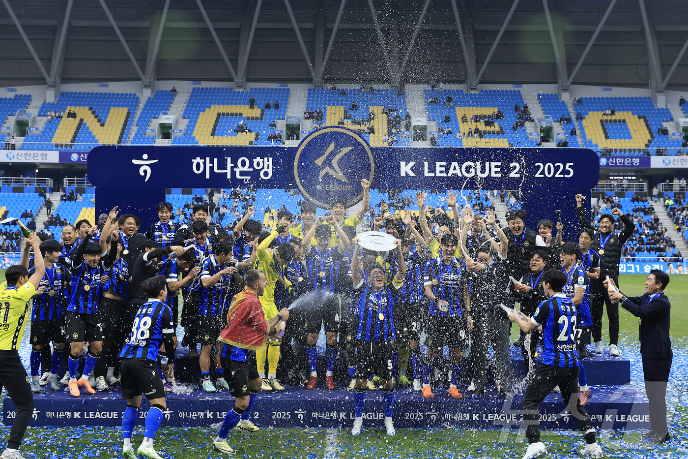 (인천=뉴스1) 박정호 기자 = 인천유나이티드 선수들이 23일 오후 인천시 중구 도원동 인천축구전용경기장에서 열린 하나은행 K리그2 2025 39라운드 인천유나이티드와 충북청주의 …