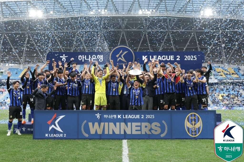 본문 이미지 - K리그2 우승 세리모니를 펼친 인천 유나이티드. &#40;한국프로축구여맹 제공&#41;