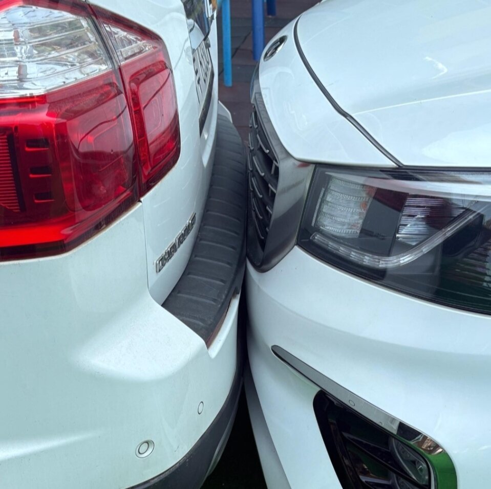 본문 이미지 - 아파트 단지내에서 발생한 접촉사고 이후 운전자의 태도가 큰 논란을 불러일으키고 있다. 당시 사고 모습. 출처=보배드림