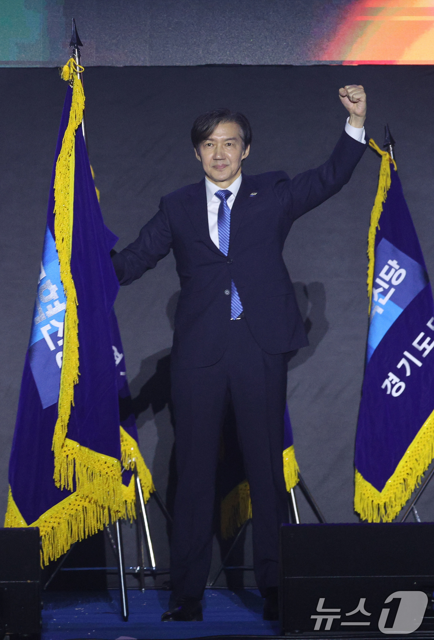 (청주=뉴스1) 신웅수 기자 = 조국 신임 조국혁신당 당대표가 23일 충북 청주시 오스코에서 열린 조국혁신당 전국당원대회에서 당기를 들고 당원들에게 인사하고 있다. 2025.11. …