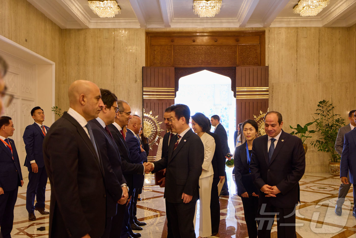 (서울=뉴스1) 이재명 기자 = 이집트를 공식 방문 중인 이재명 대통령이 20일(현지시간) 카이로 대통령궁에서 열린 공식 환영식에서 환영 인사들과 악수를 하고 있다. (대통령실 제 …