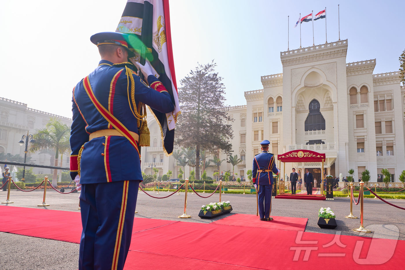 (서울=뉴스1) 이재명 기자 = 이집트를 공식 방문 중인 이재명 대통령이 20일(현지시간) 카이로 대통령궁에서 열린 공식 환영식에서 압델 파타 알시시 이집트 대통령과 의장대를 사열 …