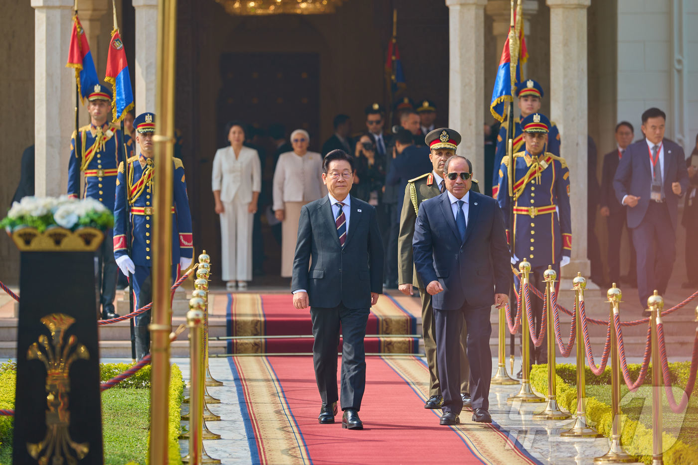 (서울=뉴스1) 이재명 기자 = 이집트를 공식 방문 중인 이재명 대통령이 20일(현지시간) 카이로 대통령궁에서 열린 공식 환영식에서 압델 파타 알시시 이집트 대통령과 의장대를 사열 …