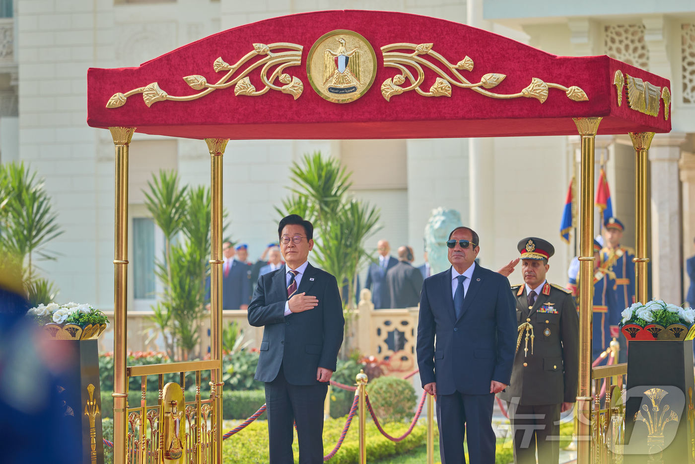 (서울=뉴스1) 이재명 기자 = 이집트를 공식 방문 중인 이재명 대통령이 20일(현지시간) 카이로 대통령궁에서 열린 공식 환영식에서 국민의례를 하고 있다. (대통령실 제공. 재판매 …