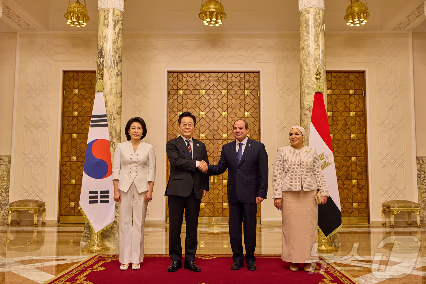 (서울=뉴스1) 이재명 기자 = 이집트를 공식 방문 중인 이재명 대통령이 20일(현지시간) 카이로 대통령궁에서 열린 공식 환영식에서 압델 파타 알시시 이집트 대통령과 기념촬영을 하 …