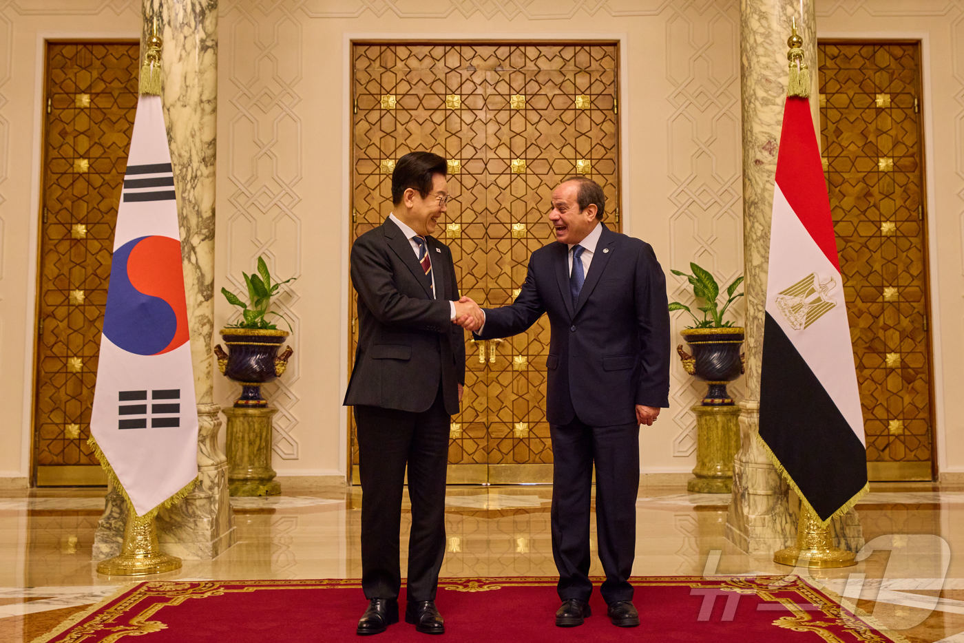 (서울=뉴스1) 이재명 기자 = 이집트를 공식 방문 중인 이재명 대통령이 20일(현지시간) 카이로 대통령궁에서 열린 공식 환영식에서 압델 파타 알시시 이집트 대통령과 기념촬영을 하 …