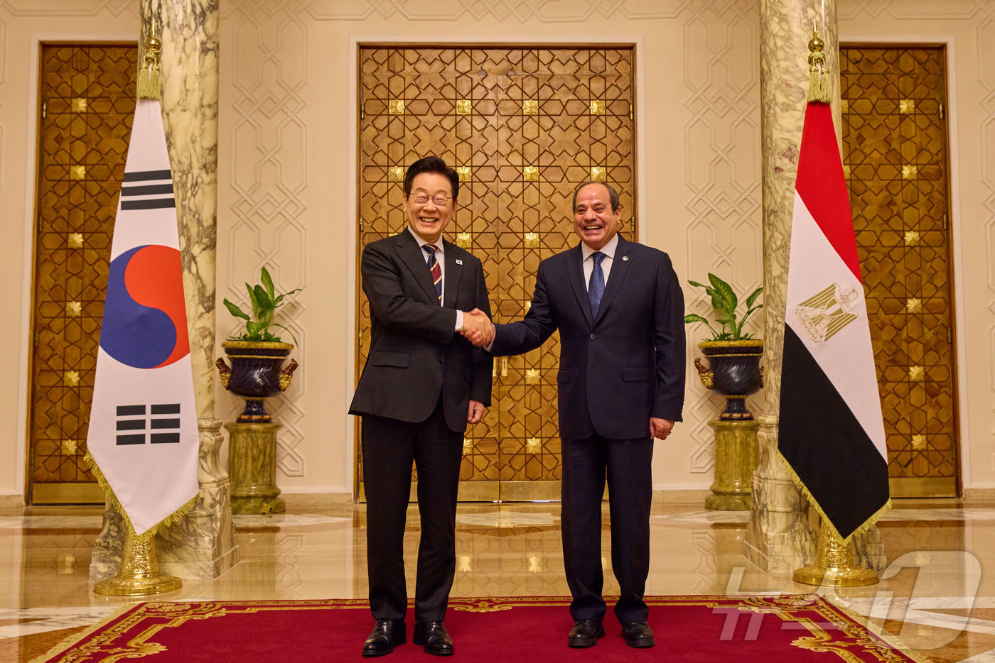 (서울=뉴스1) 이재명 기자 = 이집트를 공식 방문 중인 이재명 대통령이 20일(현지시간) 카이로 대통령궁에서 열린 공식 환영식에서 압델 파타 알시시 이집트 대통령과 기념촬영을 하 …