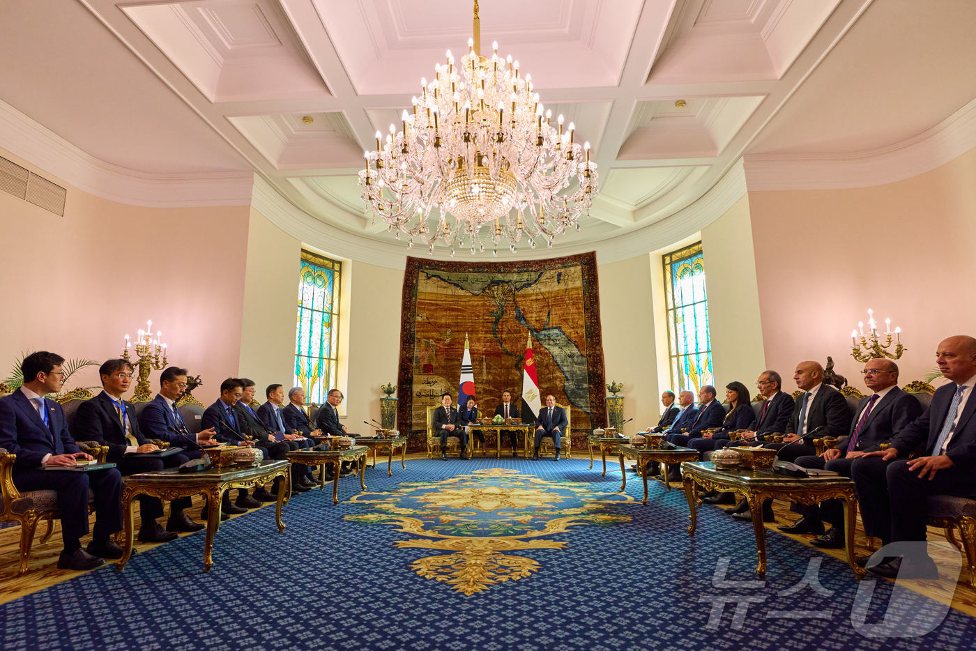 (서울=뉴스1) 이재명 기자 = 이집트를 공식 방문 중인 이재명 대통령이 20일(현지시간) 카이로 대통령궁에서 압델 파타 알시시 대통령과 한·이집트 확대 정상회담을 하고 있다. ( …