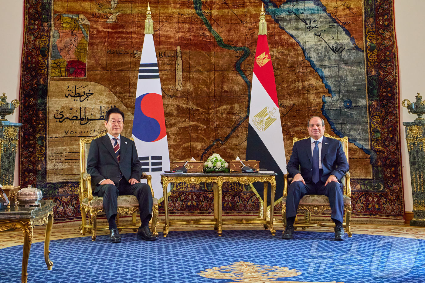 (서울=뉴스1) 이재명 기자 = 이집트를 공식 방문 중인 이재명 대통령이 20일(현지시간) 카이로 대통령궁에서 압델 파타 알시시 대통령과 한·이집트 단독 정상회담을 하고 있다. ( …