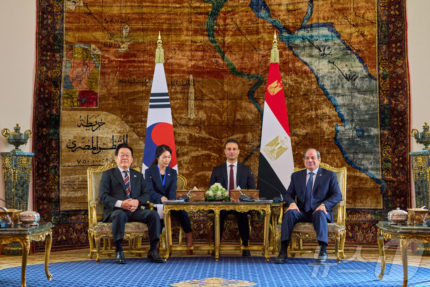 (서울=뉴스1) 이재명 기자 = 이집트를 공식 방문 중인 이재명 대통령이 20일(현지시간) 카이로 대통령궁에서 압델 파타 알시시 대통령과 한·이집트 확대 정상회담을 하고 있다. ( …