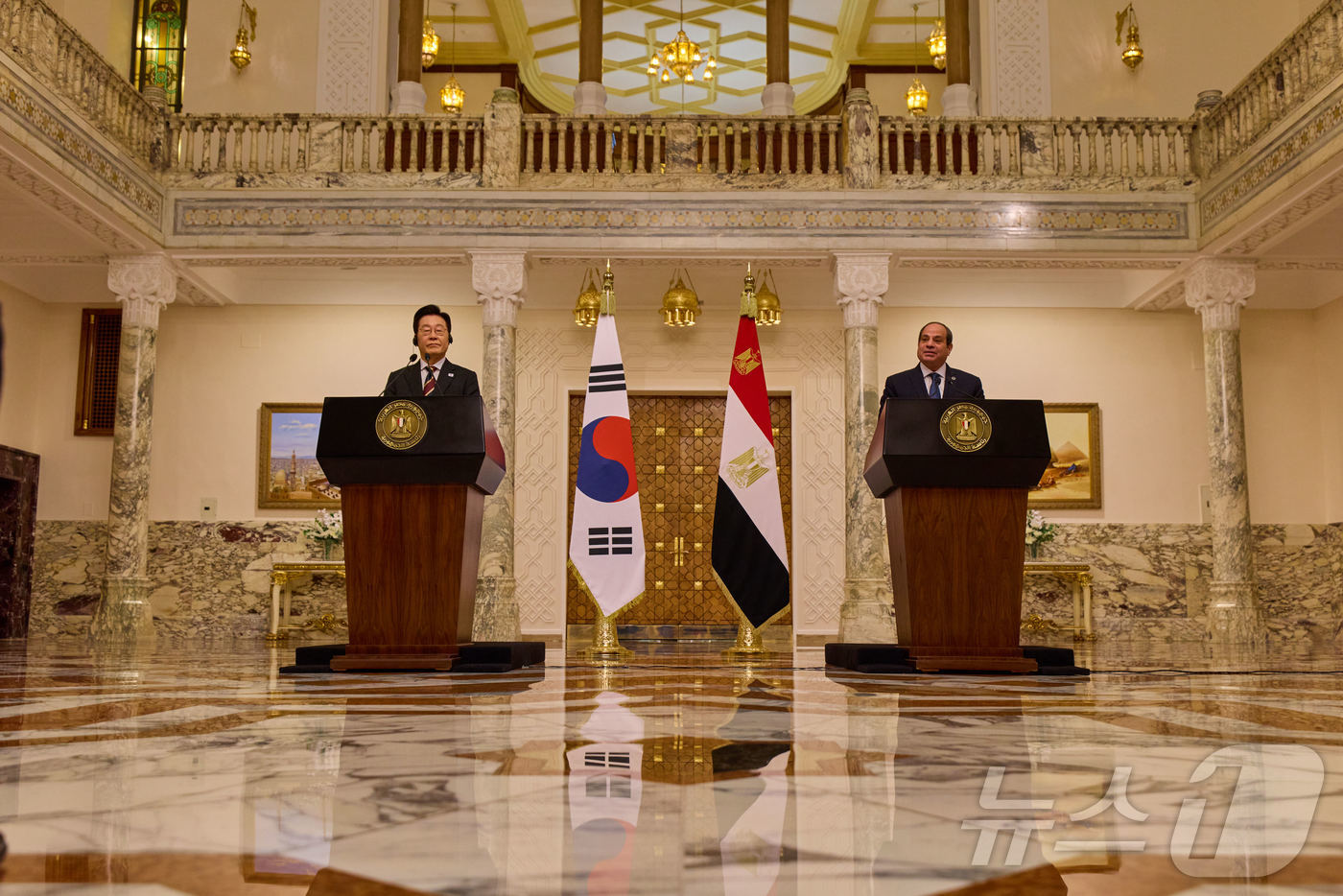 (서울=뉴스1) 이재명 기자 = 이집트를 공식 방문 중인 이재명 대통령이 20일(현지시간) 카이로 대통령궁에서 압델 파타 알시시 대통령과 한·이집트 공동언론발표를 하고 있다. (대 …