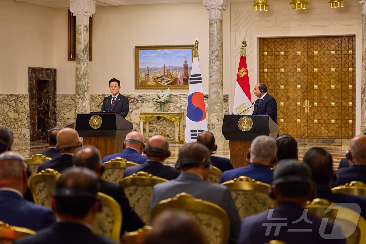 (서울=뉴스1) 이재명 기자 = 이집트를 공식 방문 중인 이재명 대통령이 20일(현지시간) 카이로 대통령궁에서 압델 파타 알시시 대통령과 한·이집트 공동언론발표를 하고 있다. (대 …