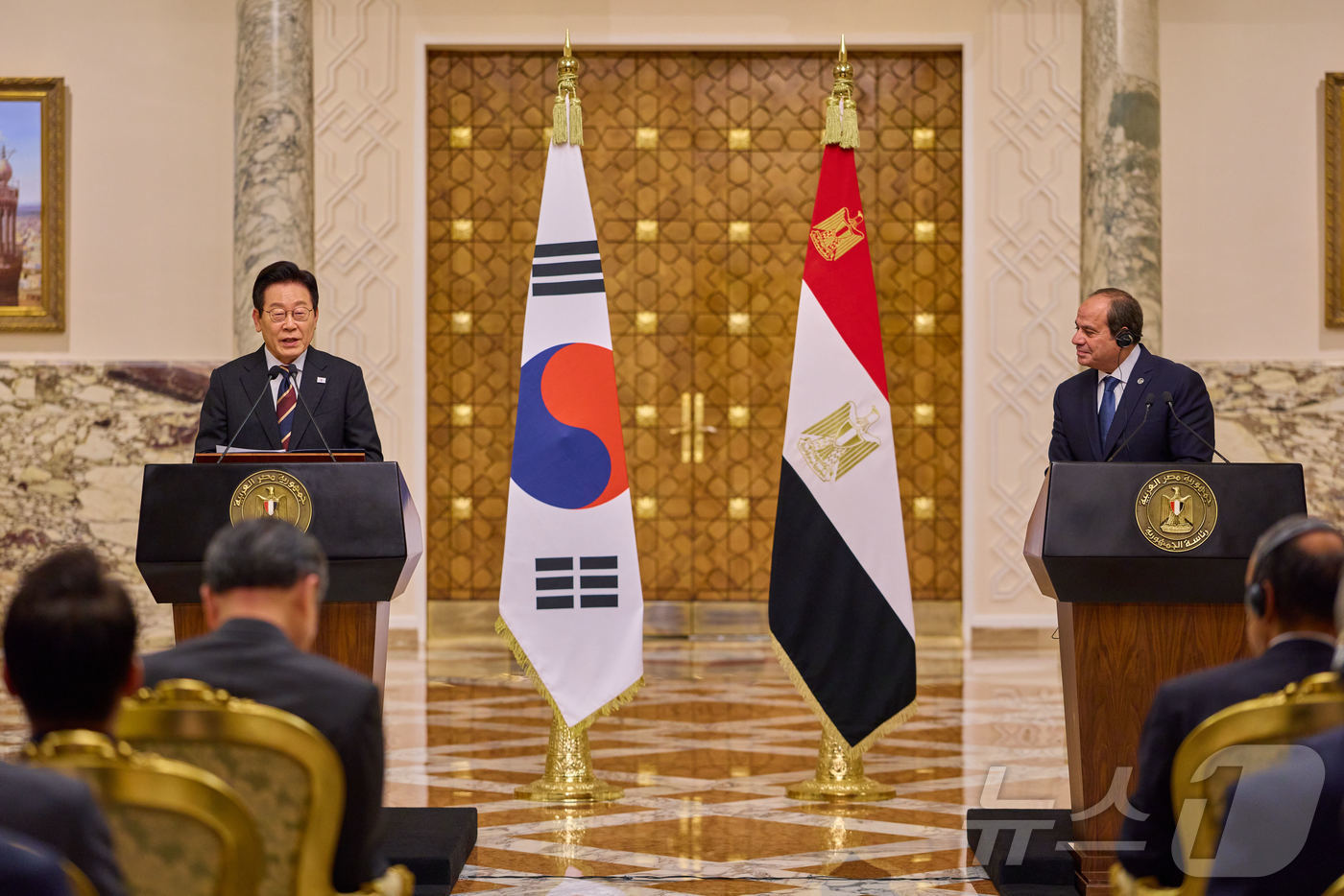 (서울=뉴스1) 이재명 기자 = 이집트를 공식 방문 중인 이재명 대통령이 20일(현지시간) 카이로 대통령궁에서 압델 파타 알시시 대통령과 한·이집트 공동언론발표를 하고 있다. (대 …