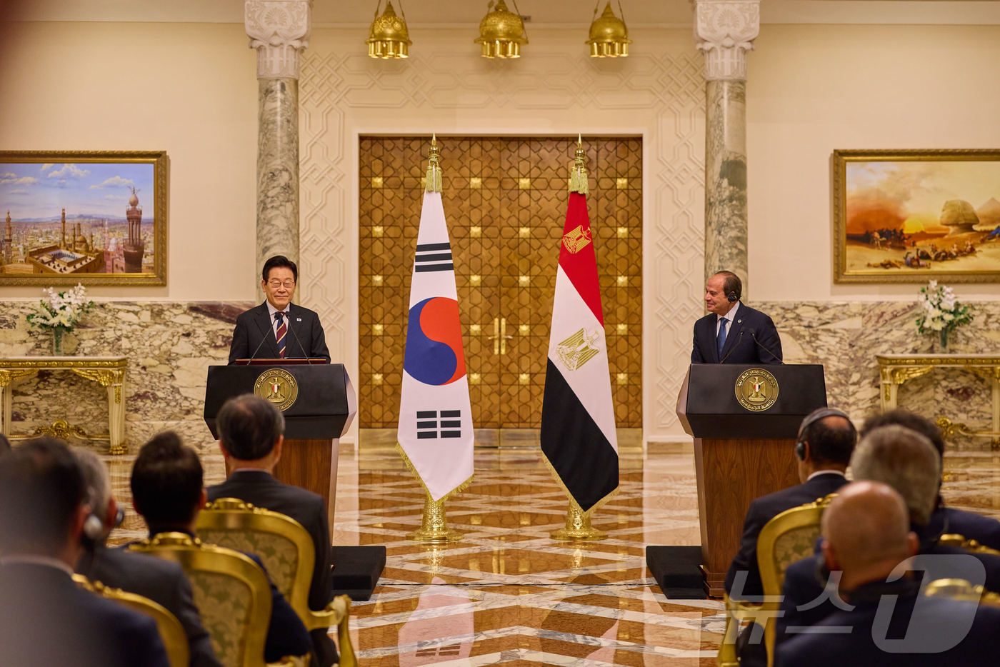 (서울=뉴스1) 이재명 기자 = 이집트를 공식 방문 중인 이재명 대통령이 20일(현지시간) 카이로 대통령궁에서 압델 파타 알시시 대통령과 한·이집트 공동언론발표를 하고 있다. (대 …