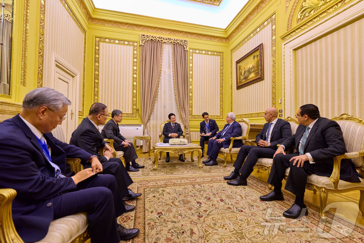 (서울=뉴스1) 이재명 기자 = 이집트를 공식 방문 중인 이재명 대통령이 20일(현지시간) 카이로대학교에서 무함마드 사미 압델사덱 카이로대학교 총장과 사전환담을 하고 있다. (대통 …