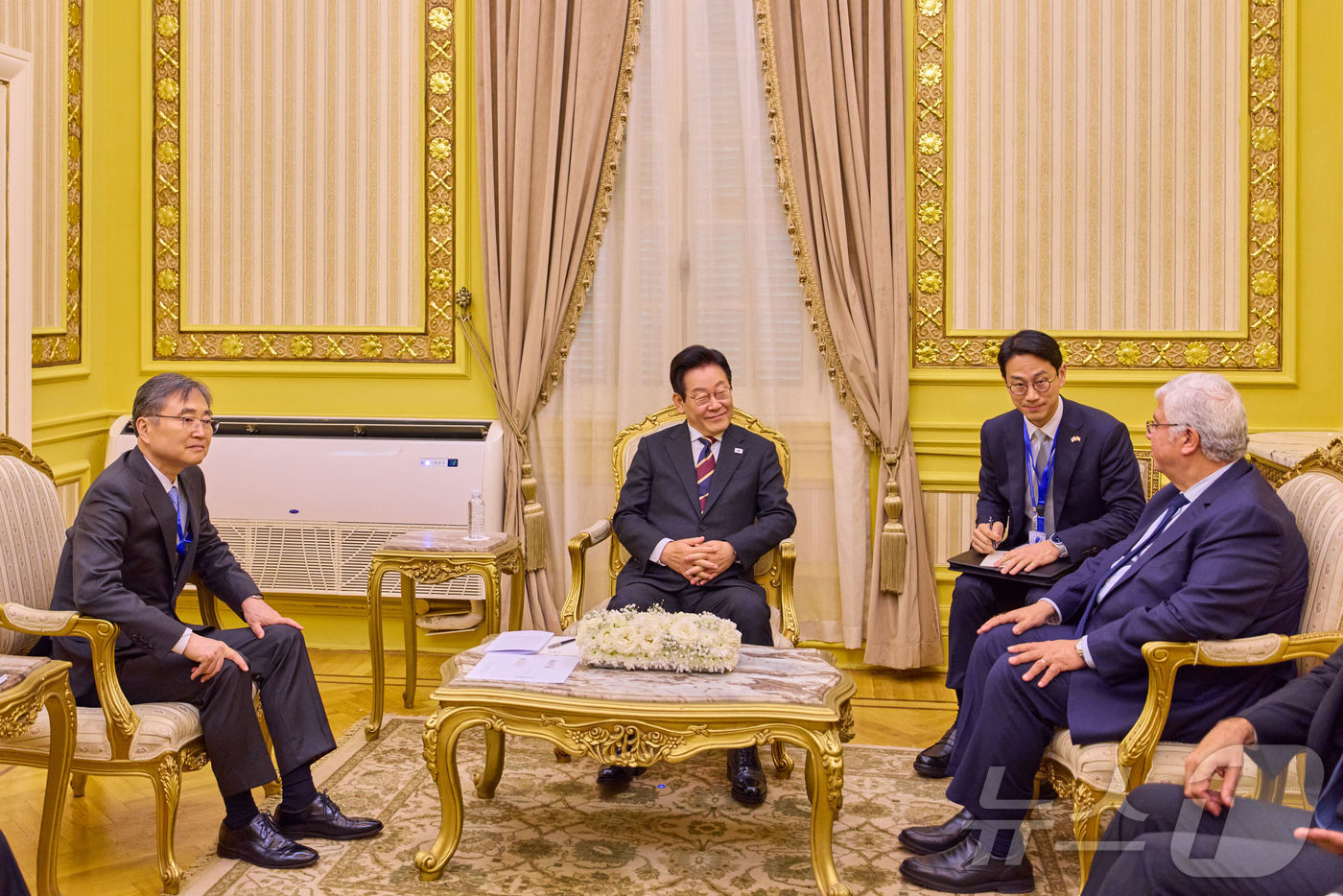 (서울=뉴스1) 이재명 기자 = 이집트를 공식 방문 중인 이재명 대통령이 20일(현지시간) 카이로대학교에서 무함마드 사미 압델사덱 카이로대학교 총장과 사전환담을 하고 있다. (대통 …