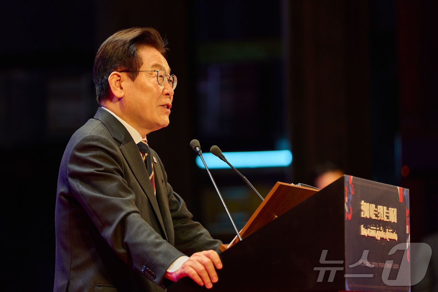 본문 이미지 - 이집트를 공식 방문 중인 이재명 대통령이 20일&#40;현지시간&#41; 카이로대학교에서 &#39;함께 여는 빛나는 미래&#39;라는 주제로 연설하고 있다. &#40;대통령실 제공. 재판매 및 DB 금지&#41; 2025.11.23/뉴스1 ⓒ News1 이재명 기자