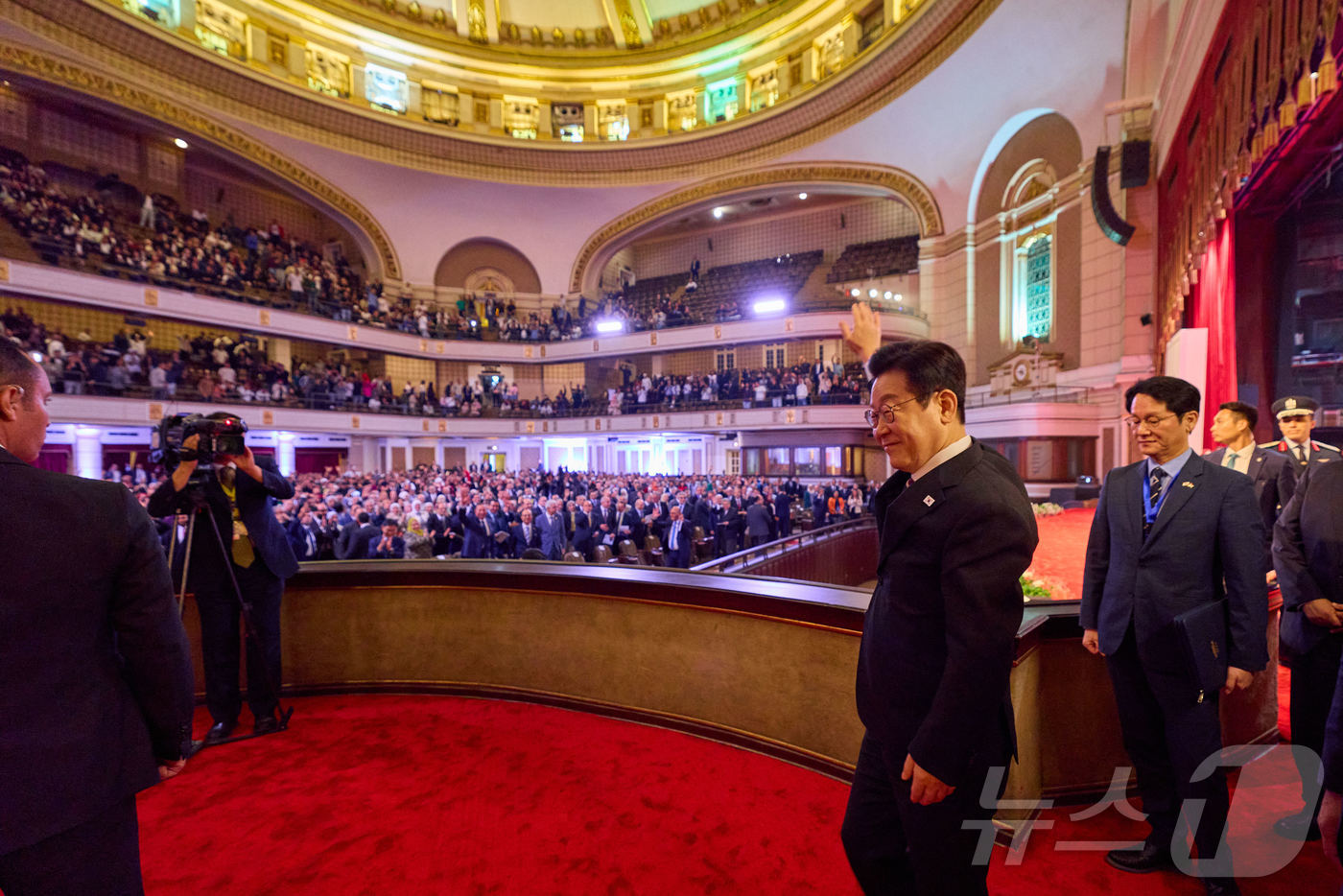 (서울=뉴스1) 이재명 기자 = 이집트를 공식 방문 중인 이재명 대통령이 20일(현지시간) 카이로대학교에서 '함께 여는 빛나는 미래'라는 주제로 연설하기 위해 입장하고 있다. (대 …