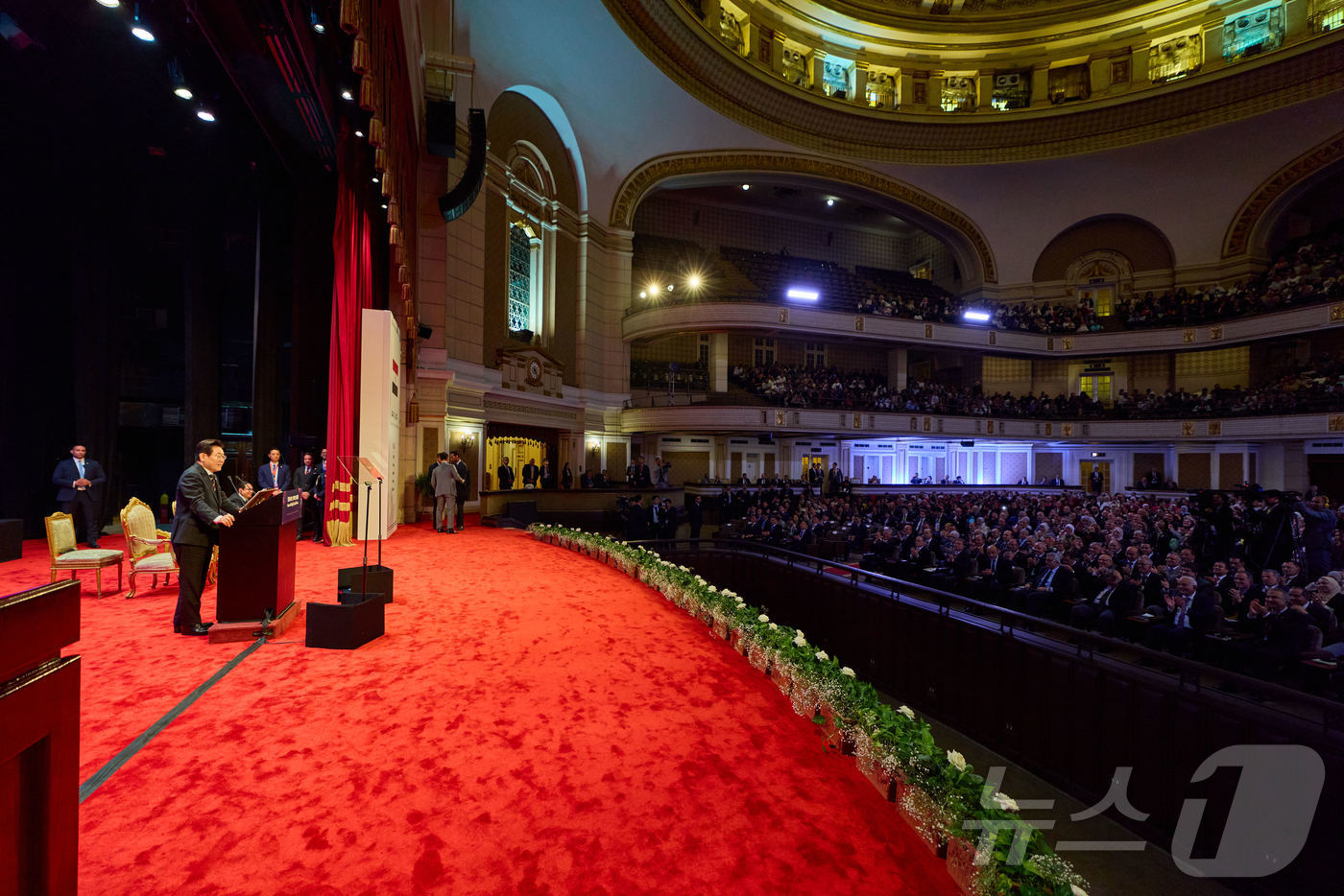 (서울=뉴스1) 이재명 기자 = 이집트를 공식 방문 중인 이재명 대통령이 20일(현지시간) 카이로대학교에서 '함께 여는 빛나는 미래'라는 주제로 연설하고 있다. (대통령실 제공. …
