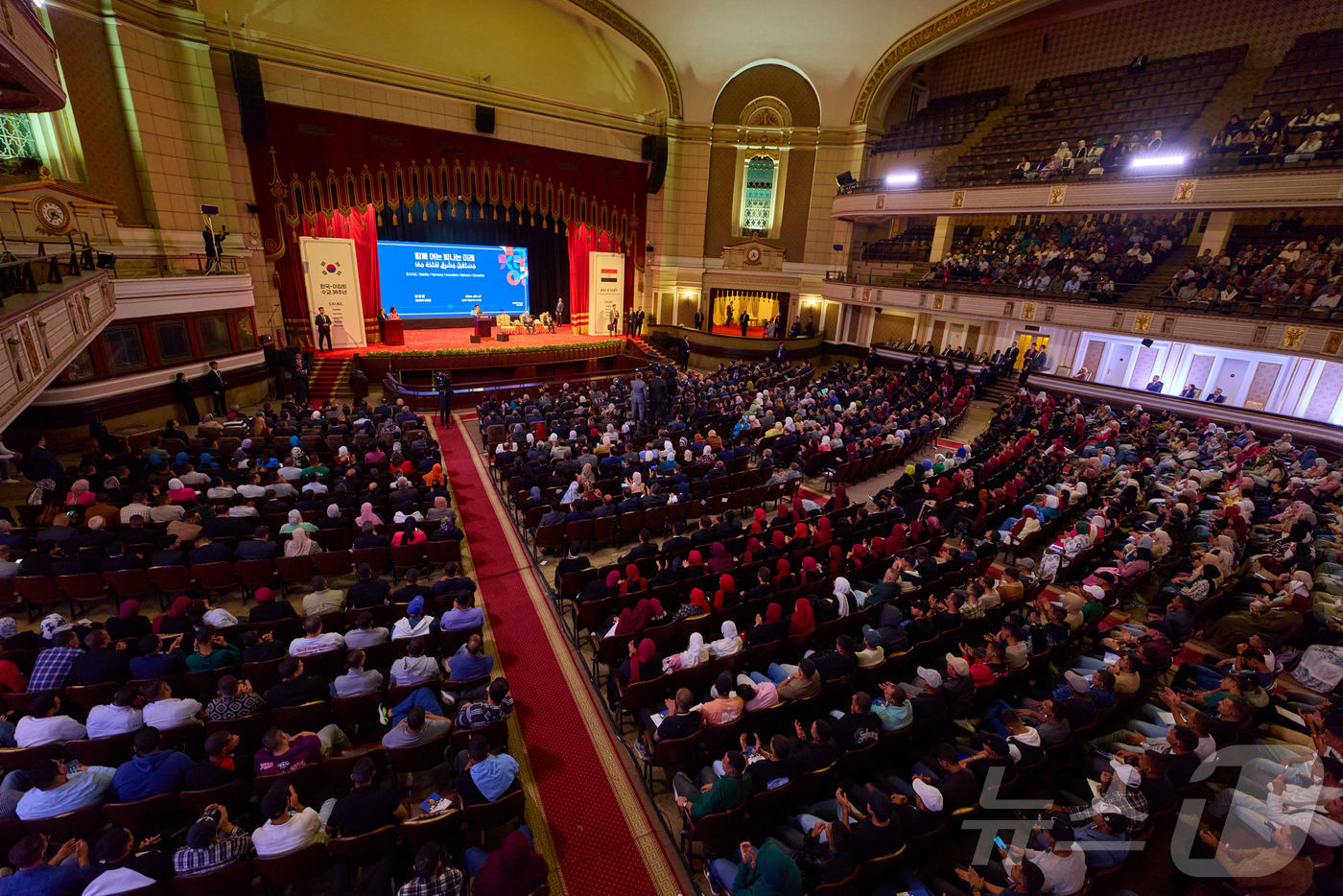 (서울=뉴스1) 이재명 기자 = 이집트를 공식 방문 중인 이재명 대통령이 20일(현지시간) 카이로대학교에서 '함께 여는 빛나는 미래'라는 주제로 연설하고 있다. (대통령실 제공. …