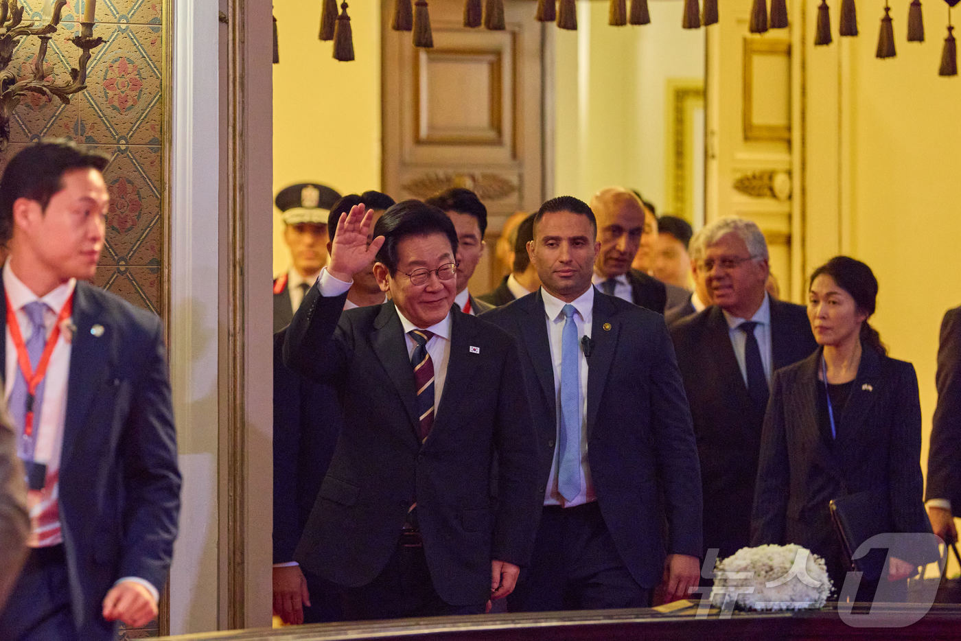 (서울=뉴스1) 이재명 기자 = 이집트를 공식 방문 중인 이재명 대통령이 20일(현지시간) 카이로대학교에서 '함께 여는 빛나는 미래'라는 주제로 연설하기 위해 입장하고 있다. (대 …