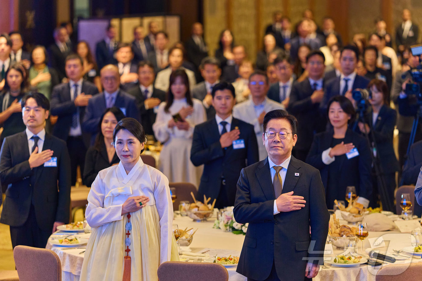 (서울=뉴스1) 이재명 기자 = 이집트를 공식 방문 중인 이재명 대통령과 김혜경 여사가 20일(현지 시간) 카이로 한 호텔에서 열린 이집트 동포·지상사 간담회에서 국민의례를 하고 …