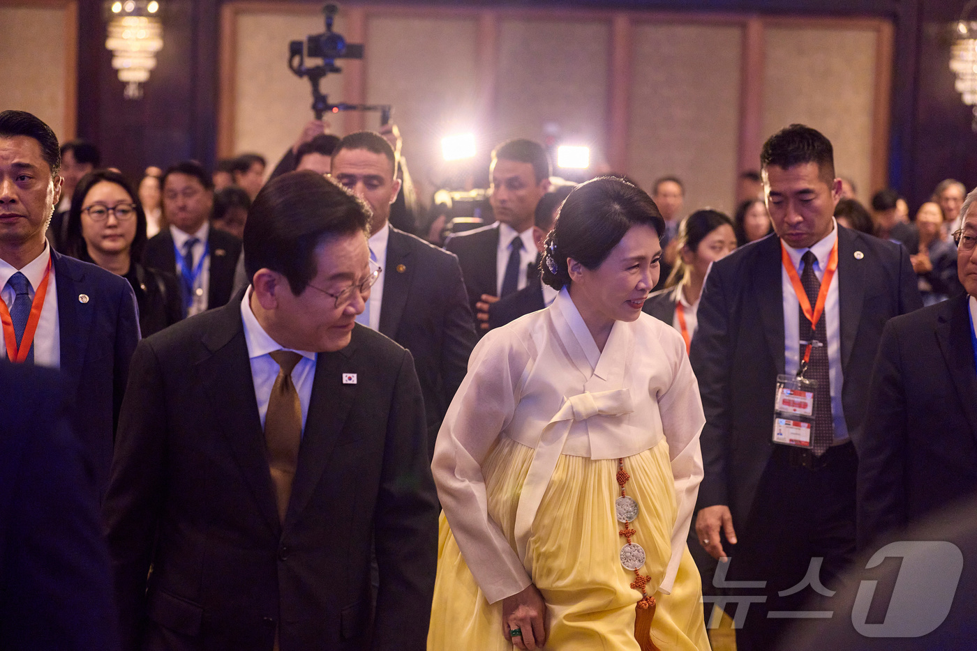 (서울=뉴스1) 이재명 기자 = 이집트를 공식 방문 중인 이재명 대통령과 김혜경 여사가 20일(현지 시간) 카이로 한 호텔에서 열린 이집트 동포·지상사 간담회에서 인사를 하고 있다 …