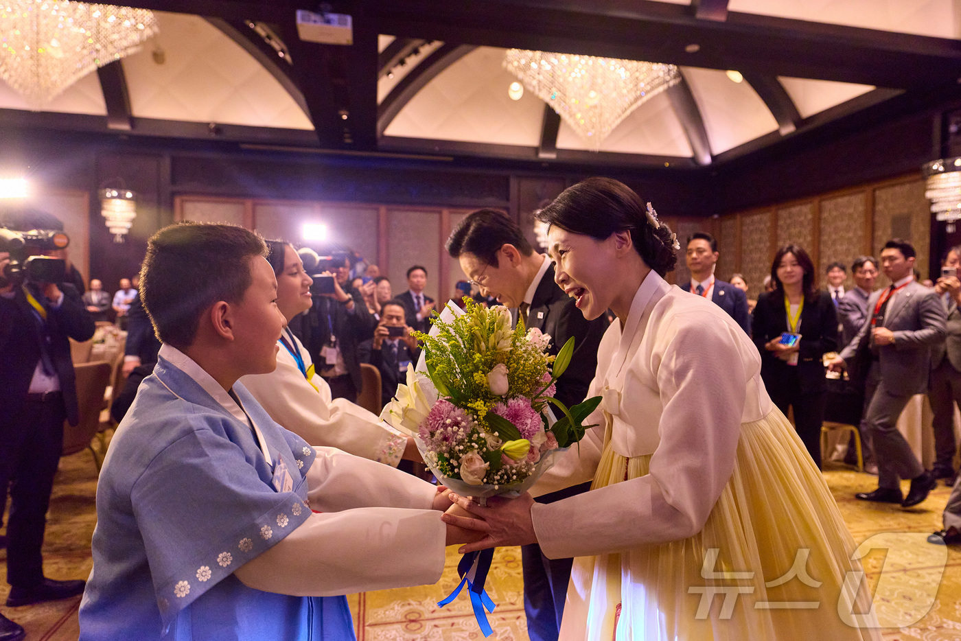 (서울=뉴스1) 이재명 기자 = 이집트를 공식 방문 중인 이재명 대통령과 김혜경 여사가 20일(현지시간) 카이로 한 호텔에서 열린 이집트 동포·지상사 간담회에서 화동들에게 꽃다발을 …