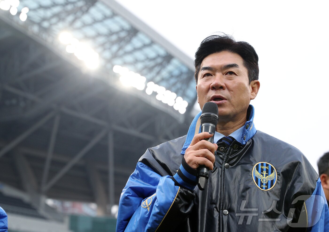 본문 이미지 - 부임과 동시에 K리그2 우승을 이끈 윤정환 감독. 향후 3년 간 팀을 이끈다.  ⓒ News1 박정호 기자