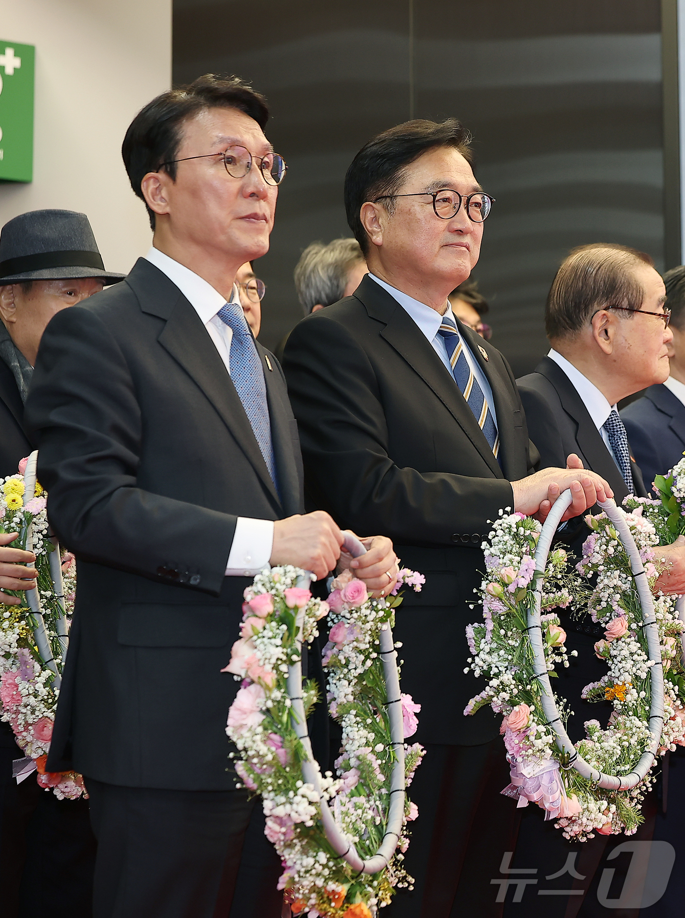 (서울=뉴스1) 김진환 기자 = 김민석 국무총리와 우원식 국회의장을 비롯한 참석자들이 23일 서울 강서구 김포공항 국제선 청사 입국장에서 열린 '대한민국임시정부 요인 환국 재현' …