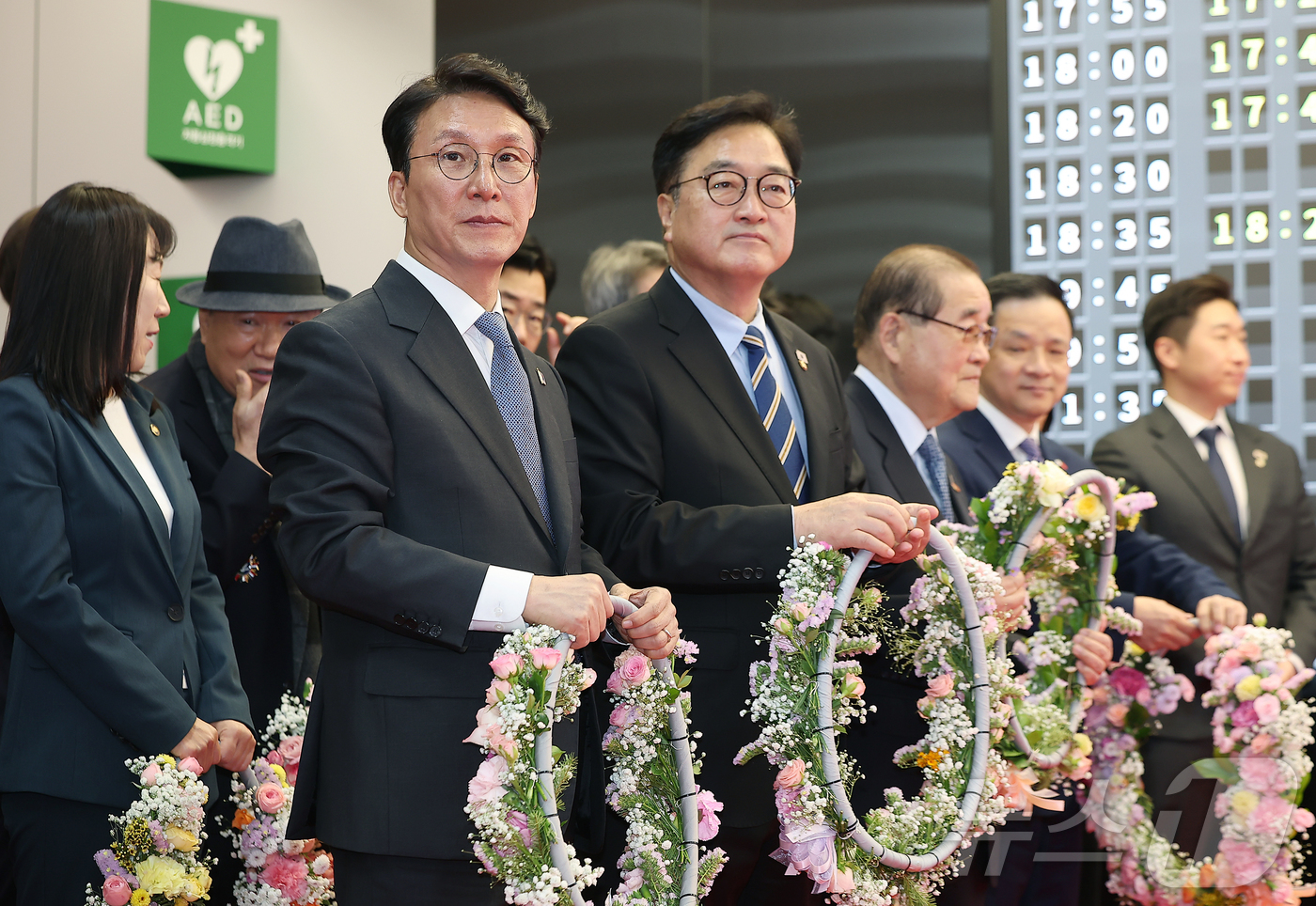 (서울=뉴스1) 김진환 기자 = 김민석 국무총리와 우원식 국회의장을 비롯한 참석자들이 23일 서울 강서구 김포공항 국제선 청사 입국장에서 열린 '대한민국임시정부 요인 환국 재현' …