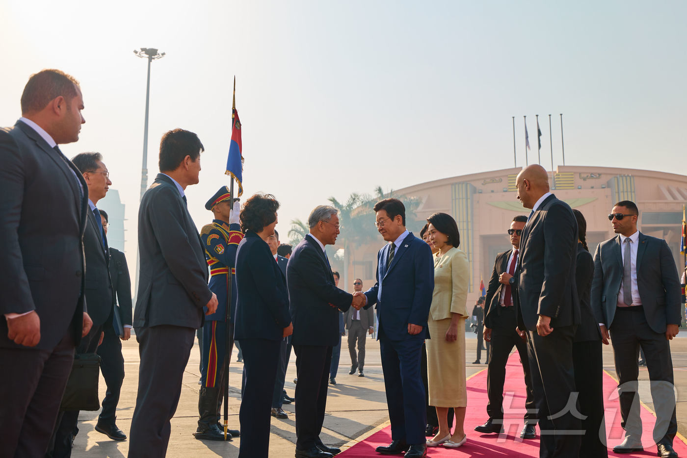 (서울=뉴스1) 이재명 기자 = 이집트 공식 방문 일정을 마친 이재명 대통령이 21일(현지시간) 카이로 국제공항에서 남아프리카공화국 요하네스버그로 출발하기 전 환송인사와 악수하고 …