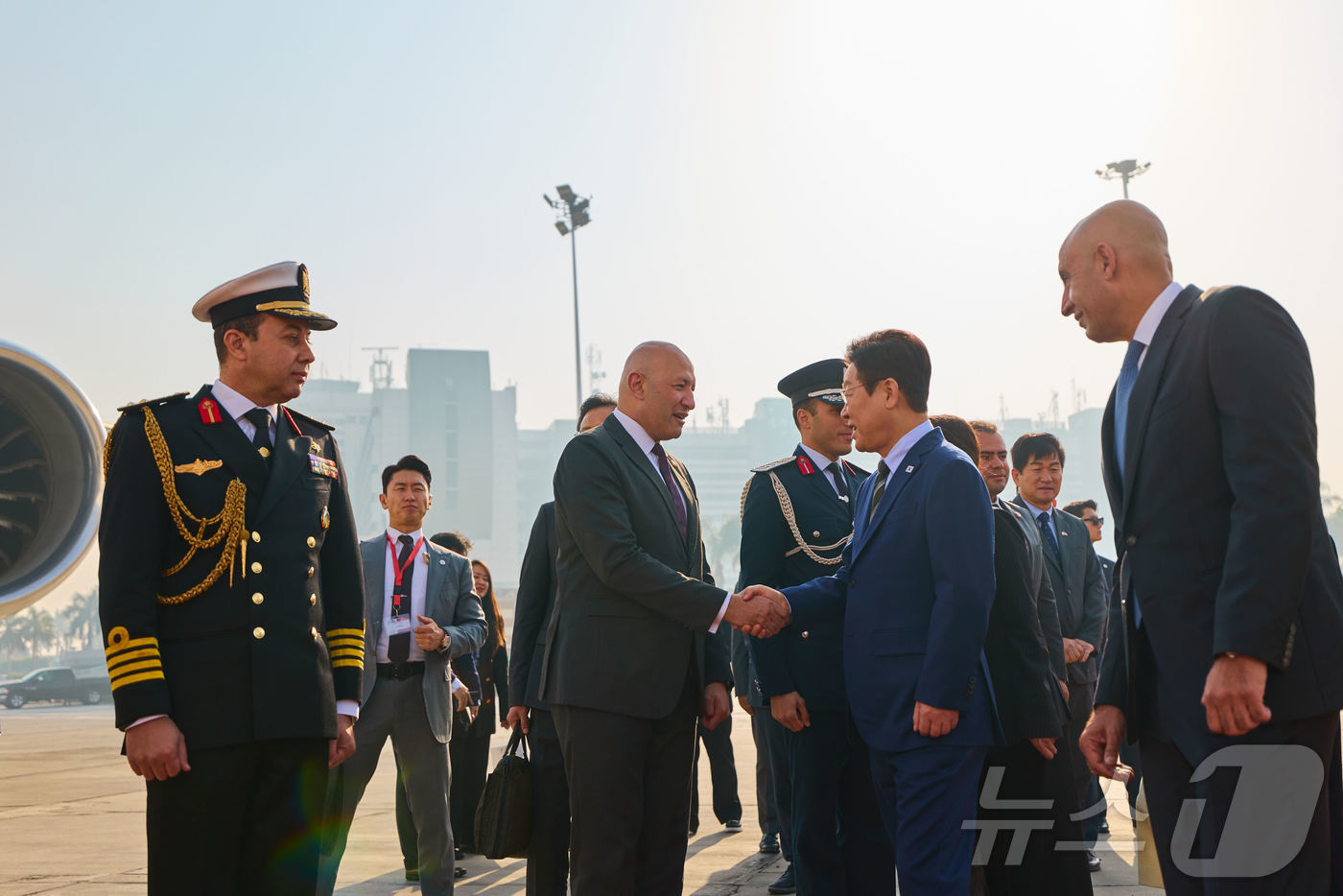 (서울=뉴스1) 이재명 기자 = 이집트 공식 방문 일정을 마친 이재명 대통령이 21일(현지시간) 카이로 국제공항에서 남아프리카공화국 요하네스버그로 출발하기 전 환송인사와 악수하고 …