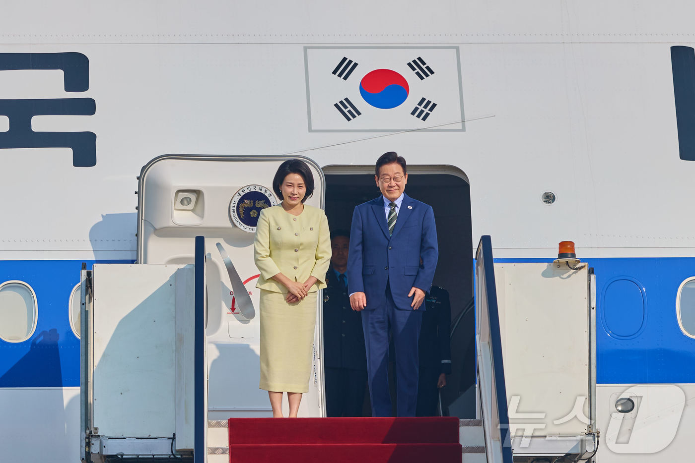 (서울=뉴스1) 이재명 기자 = 이집트 공식 방문 일정을 마친 이재명 대통령과 김혜경 여사가 21일(현지 시간) 카이로 국제공항에서 남아프리카공화국 요하네스버그로 출발하기 위해 공 …