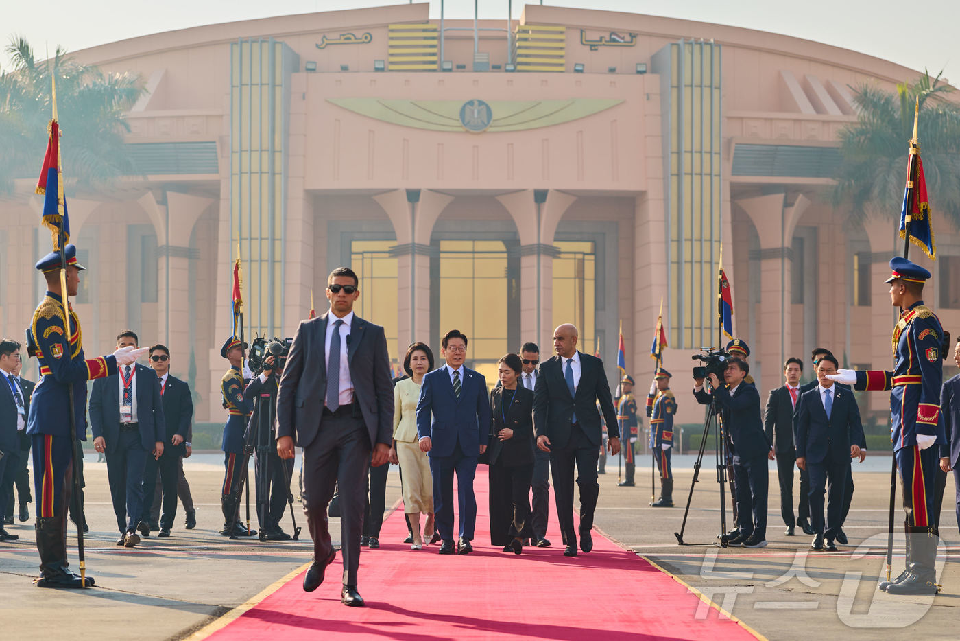 (서울=뉴스1) 이재명 기자 = 이집트 공식 방문 일정을 마친 이재명 대통령과 김혜경 여사가 21일(현지시간) 카이로 국제공항에서 남아프리카공화국 요하네스버그로 출발하기 위해 공군 …