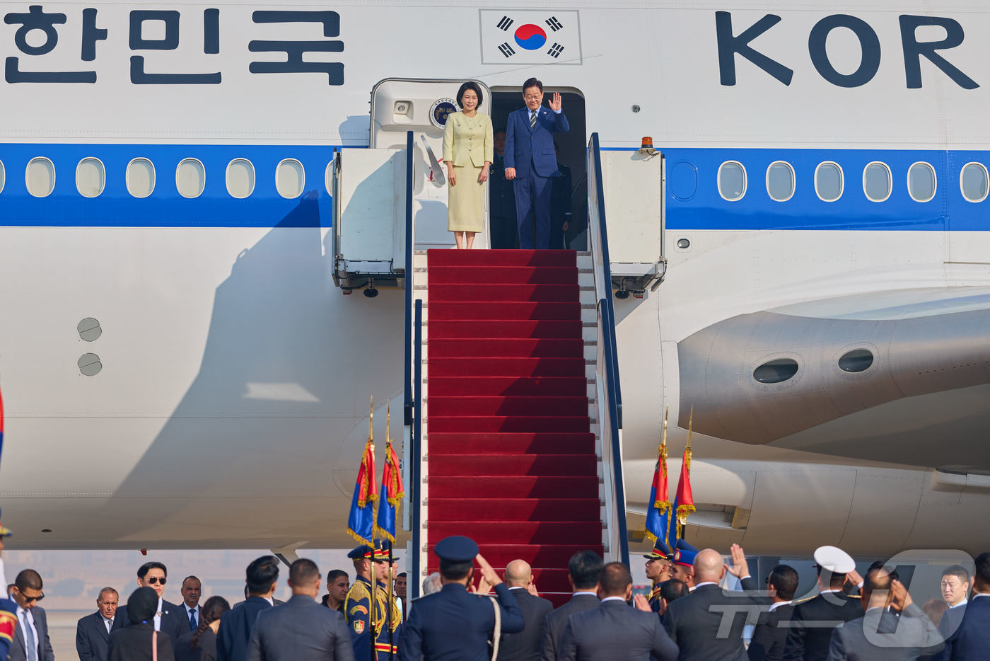 (서울=뉴스1) 이재명 기자 = 이집트 공식 방문 일정을 마친 이재명 대통령과 김혜경 여사가 21일(현지 시간) 카이로 국제공항에서 남아프리카공화국 요하네스버그로 출발하기 위해 공 …