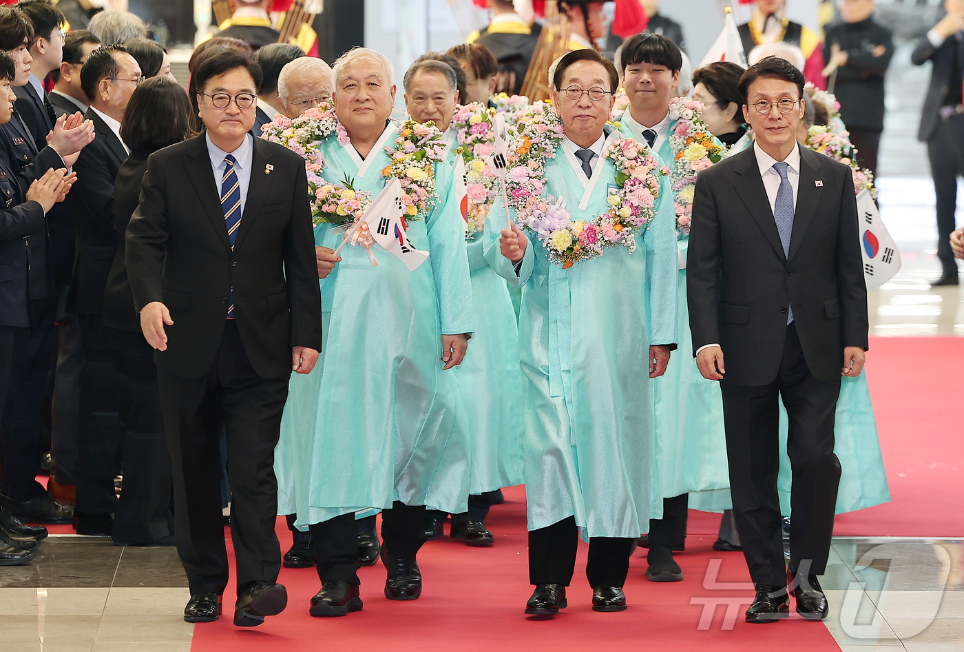 (서울=뉴스1) 김진환 기자 = 김민석 국무총리와 우원식 국회의장(오른쪽)이 23일 오후 서울 강서구 김포공항 국제선 청사 입국장에서 열린 '대한민국임시정부 요인 환국 재현' 행사 …