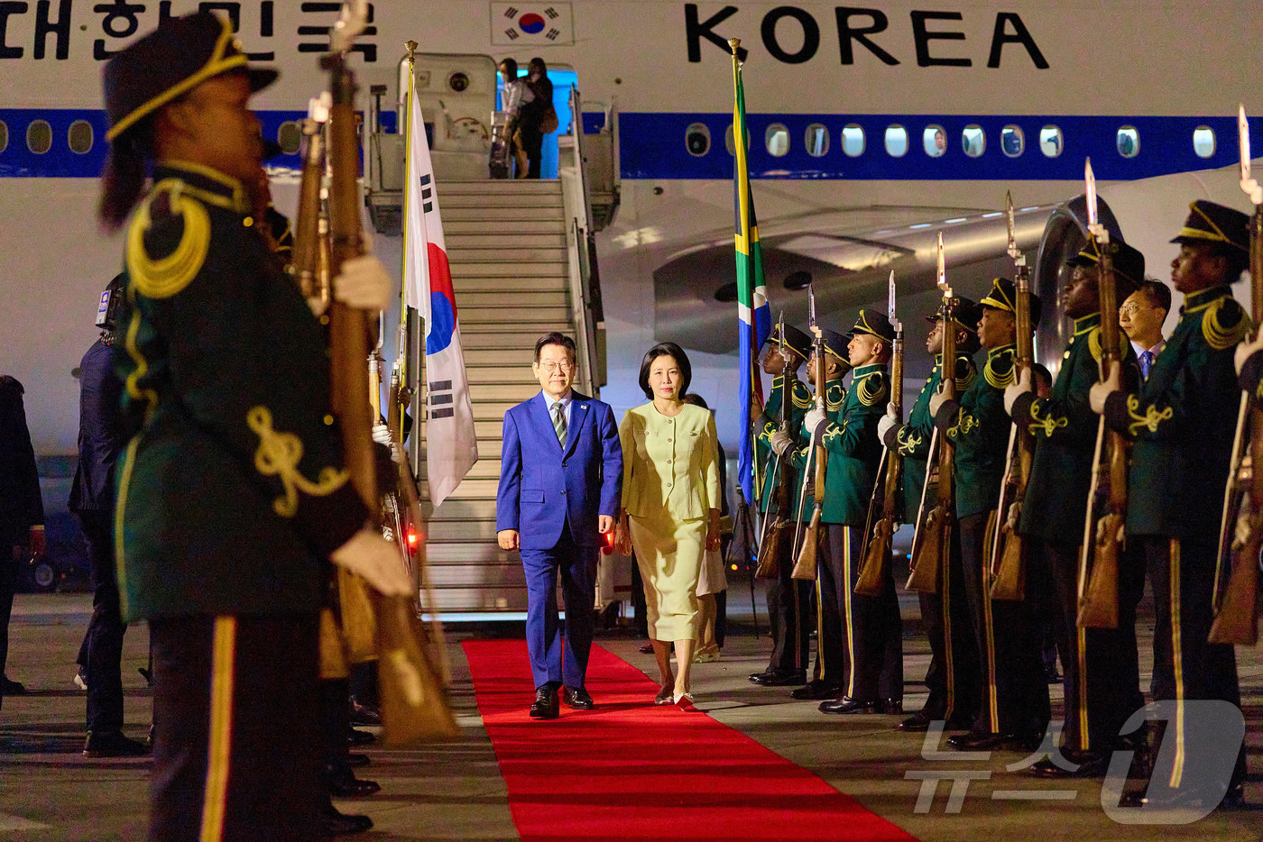 (서울=뉴스1) 이재명 기자 = G20 정상회의에 참석하는 이재명 대통령과 김혜경 여사가 21일(현지시간) 남아프리카공화국 요하네스버그 O.R. 탐보 국제공항에 도착해 공군1호기에 …