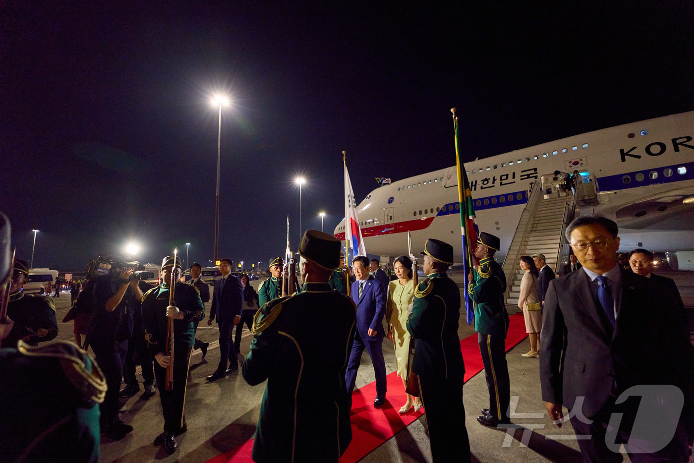 (서울=뉴스1) 이재명 기자 = G20 정상회의에 참석하는 이재명 대통령과 김혜경 여사가 21일(현지시간) 남아프리카공화국 요하네스버그 O.R. 탐보 국제공항에 도착해 공군1호기에 …