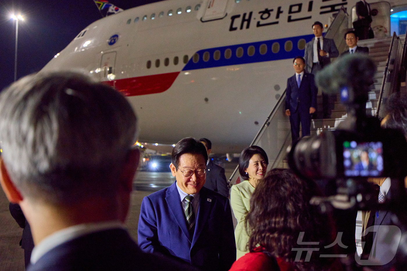 (서울=뉴스1) 이재명 기자 = G20 정상회의에 참석하는 이재명 대통령과 김혜경 여사가 21일(현지시간) 남아프리카공화국 요하네스버그 O.R. 탐보 국제공항에 도착해 공군1호기에 …