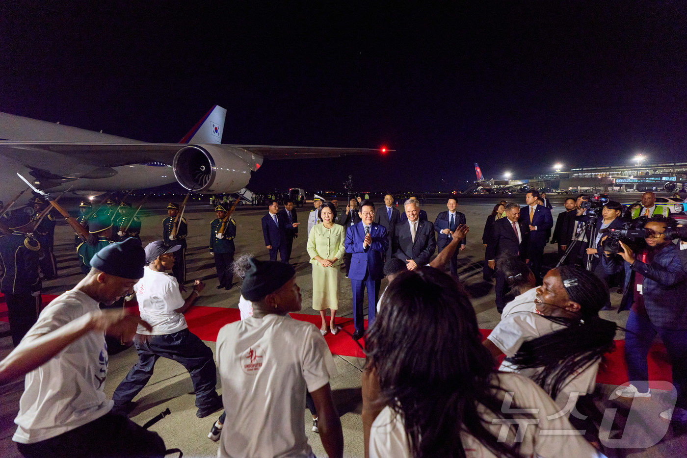 (서울=뉴스1) 이재명 기자 = G20 정상회의에 참석하는 이재명 대통령과 김혜경 여사가 21일(현지시간) 남아프리카공화국 요하네스버그 O.R. 탐보 국제공항에 도착해 환영공연을 …